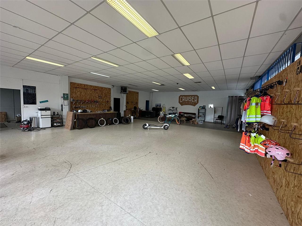 Location local commercial 200.00 m² à MERIGNAC