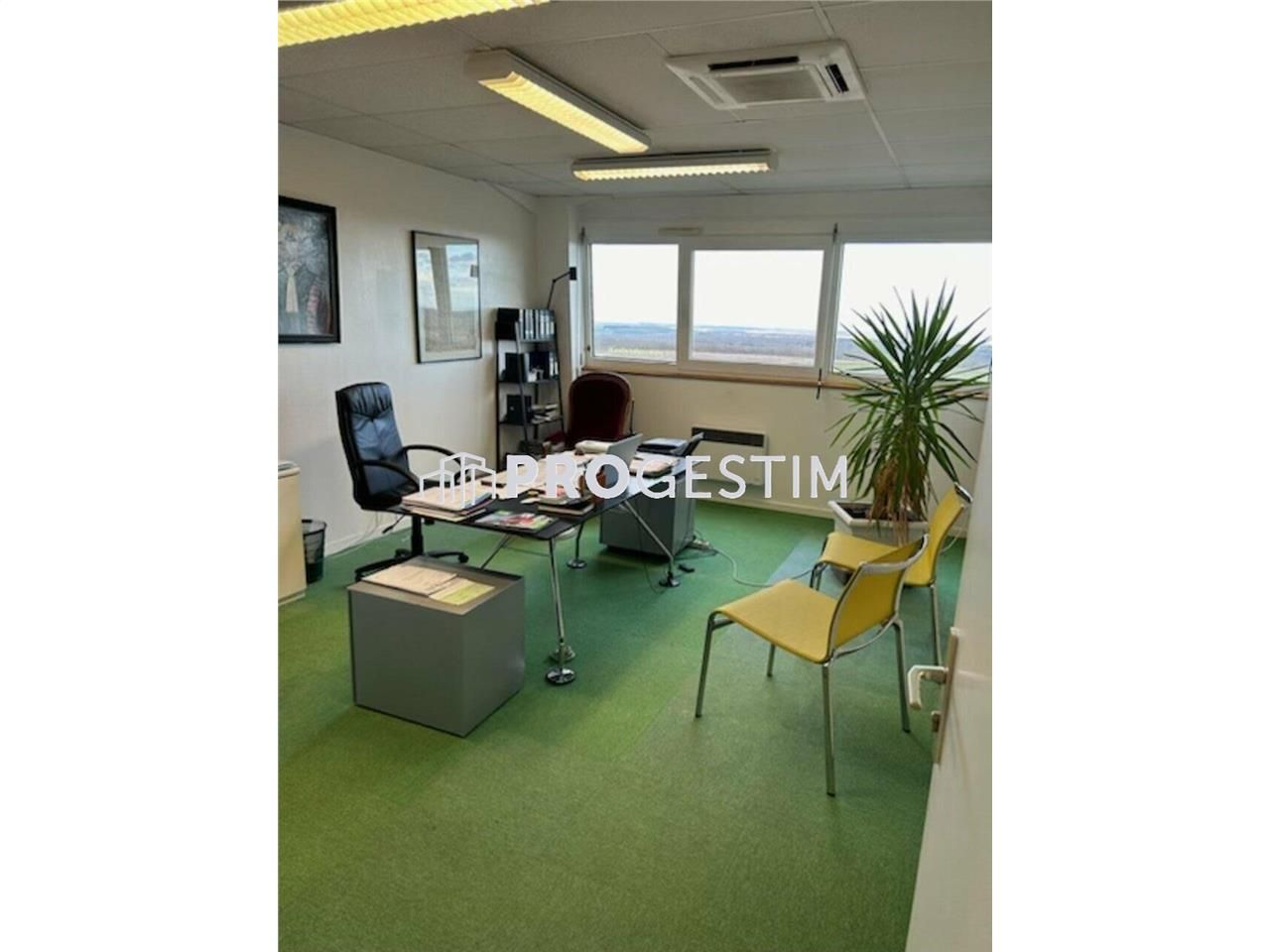 Location bureaux 142.41 m² non divisibles