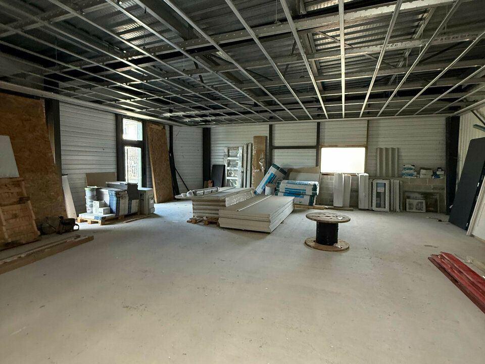 Location local d''activites 100 m² non divisibles