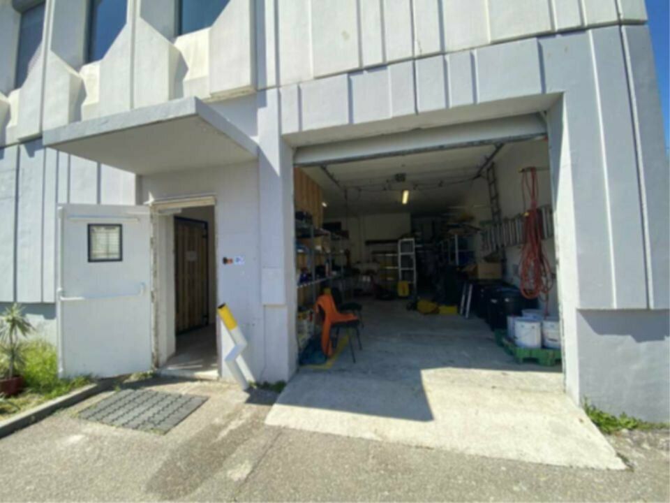 Location local d''activites 100 m² non divisibles