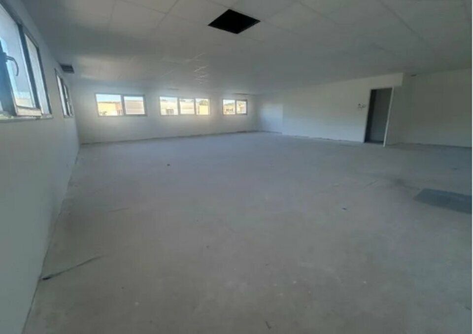 VALORIS MEDITERRANEE vous propose à la location deux cellules mixtes en mitoyenneté avec ateliers/stockages au RDC et deux surfaces de bureaux en étage avec aménagement paysagé. Possibilité de les réunir en un seul grand lot.