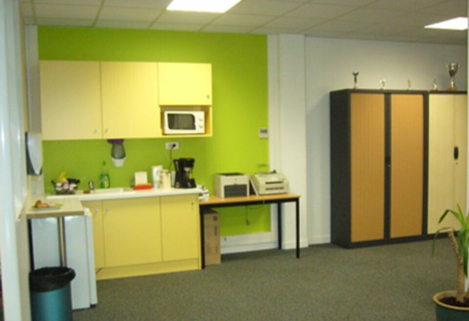 Implantez votre activité dans l'Est lyonnais avec des bureaux fonctionnels à Bron, bénéficiant de stationnement privatif et d'un accès rapide aux grands axes.