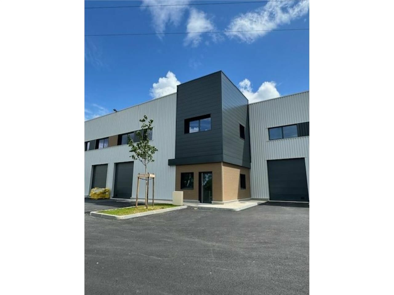 Vente local d''activites 246.24 m² non divisibles