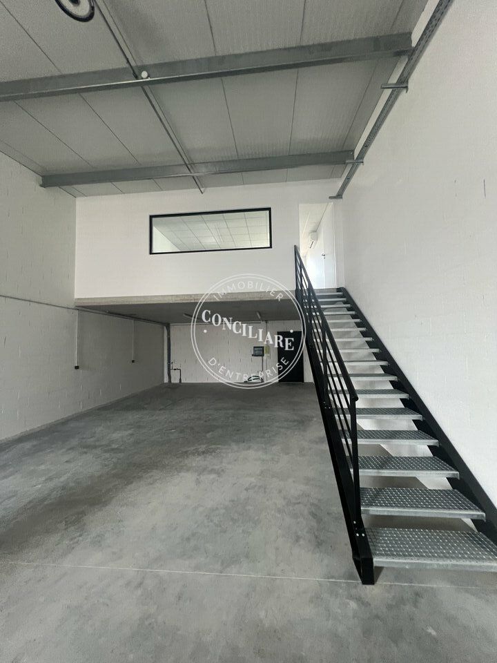 Location entrepot 140 m² non divisibles