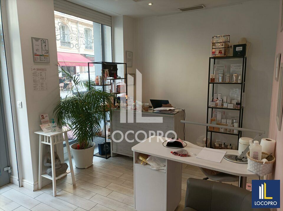 LOCAL COMMERCIAL 75 M2 - AXE PASSANT TRÈS BELLE VISIBILITÉ