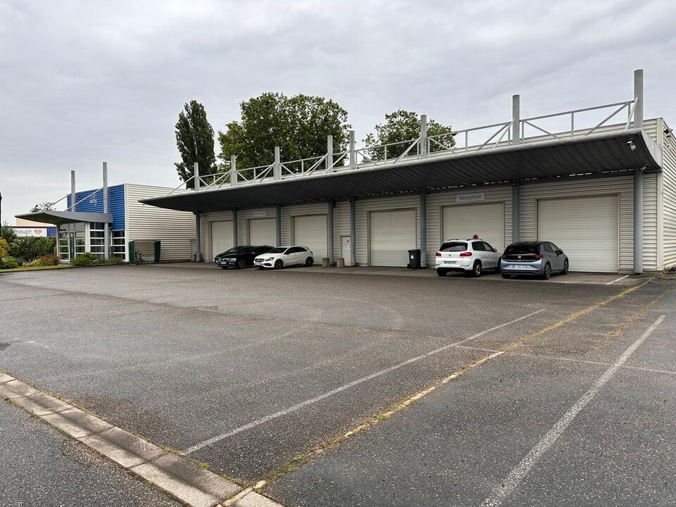 Location local d''activites 2500 m² non divisibles