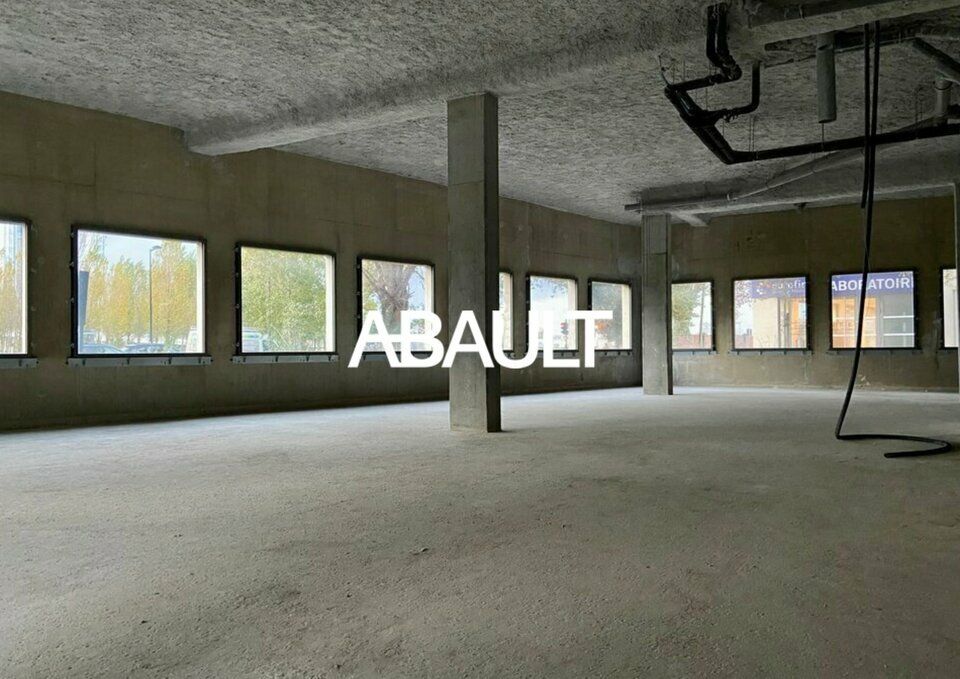 A LOUER BELLE CELLULE COMMERCIALE VASTE SURFACE DE 326M² ENVIRON BORDEAUX QUAI DE BRAZZA