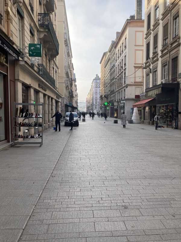 Norman Taylor vous propose un local commercial de 45 m² en cession de droit au bail. Bel emplacement. Disponibilité immédiate.