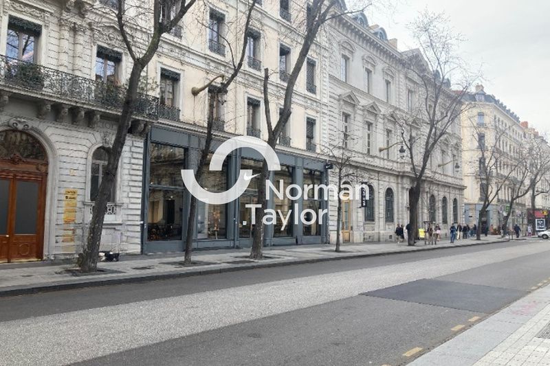 Location local commercial 65 m² non divisibles