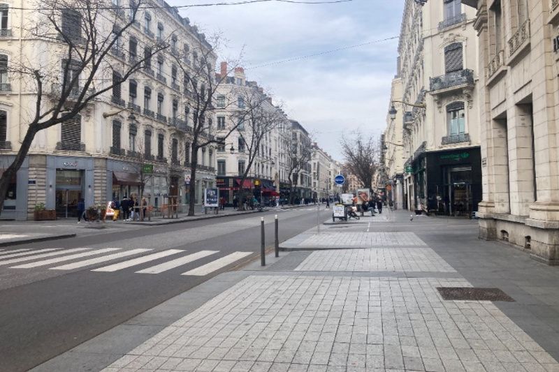 A Lyon 2 secteur Cordeliers, local commercial d'environ 65 m² sur 2 niveaux avec cave.