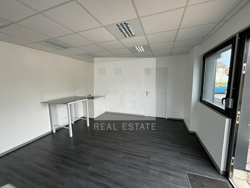 A louer - Bureaux avec une partie stockage de 147 m² à CAILLOUX SUR FONTAINES
