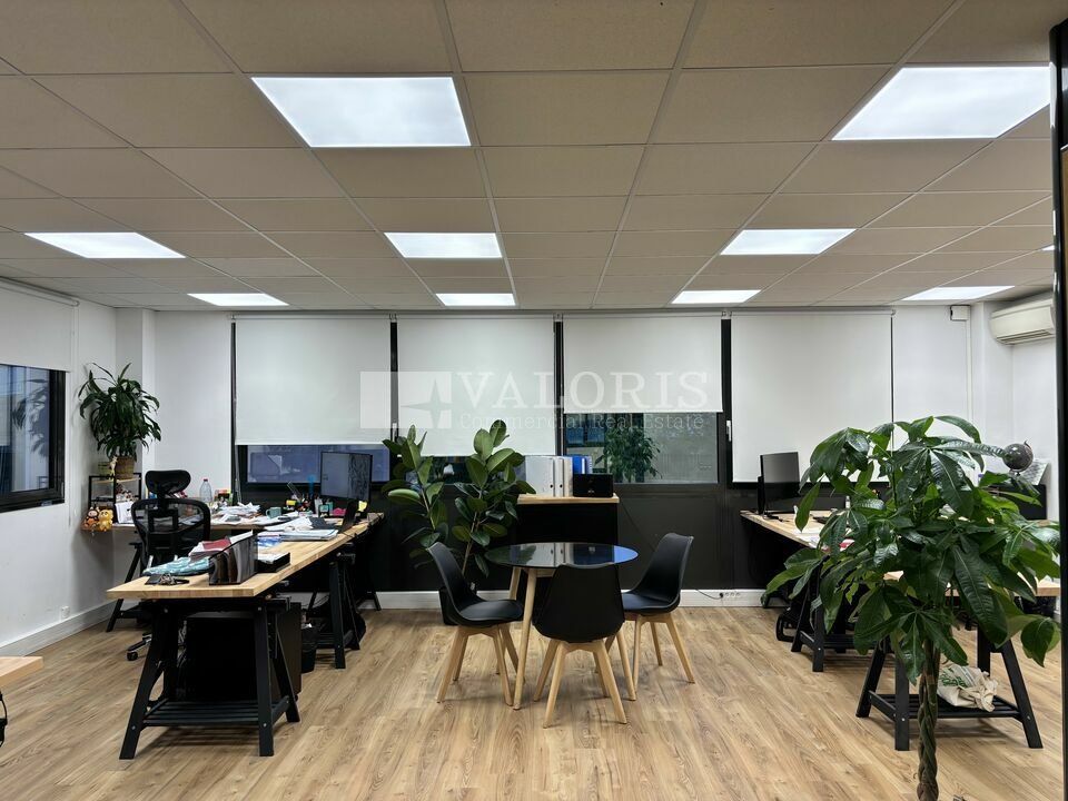 Valoris Real Estate vous propose à la location un local professionnel de 60 m², en rez-de-chaussée, situé au cœur du Parc du Chêne à Bron.