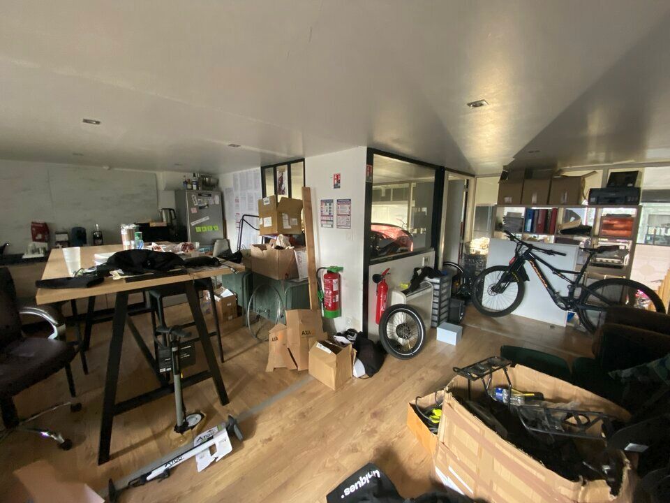 Valoris Real Estate vous propose un local commercial de 134 m², en cession de droit au bail, se situe au rez-de-chaussée avec une mezzanine, offrant un espace fonctionnel et flexible pour divers types d'activités.