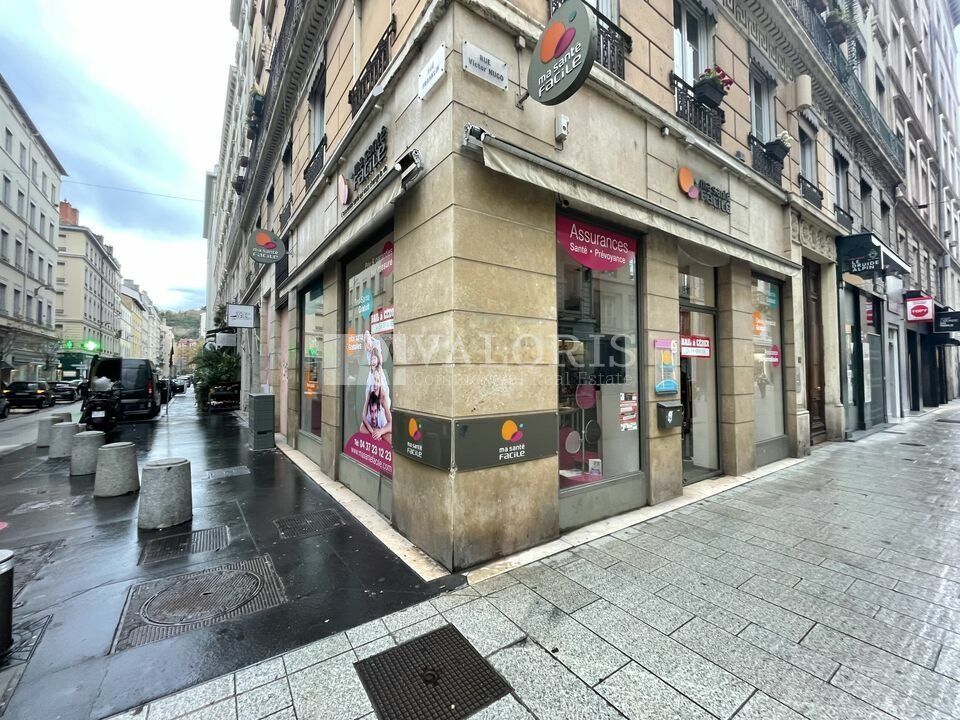 Valoris Real Estate vous propose un local commercial situé en angle de rue dans une rue commerçante piétonne offrant une très bonne visibilité.