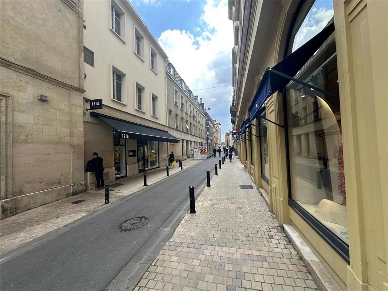 Location local commercial 75.00 m² à BORDEAUX