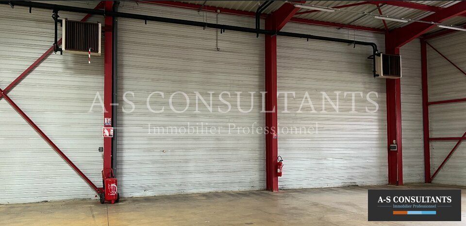 A VENDRE, AYSE (commune de CLUSES 74130) - 7 lots d'entrepôts de 430 m² à 1395 m² sur un terrain de 16 814 m² situés en zone commerciale et artisanale - idéals pour activités industrielles, stockage ou distribution - 2 min A40 - nombreux parkings.