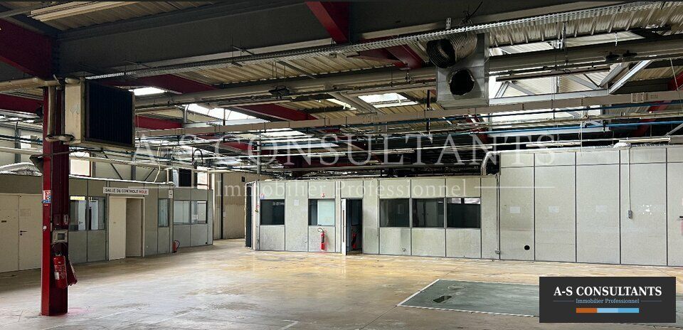 A VENDRE, AYSE (commune de CLUSES 74130) - 11 lots d'entrepôts à partir de 437 m² sur un terrain de 16 814 m² situés en zone artisanale - idéals pour activités industrielles, stockage ou distribution - 2 min A40 - nombreux parkings.