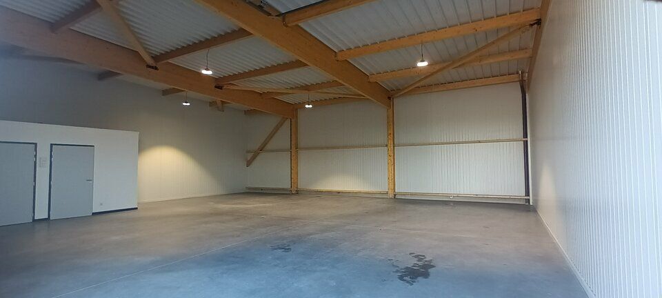 Proximité immédiate A29 - local neuf (2025) - atelier et bureaux divisibles.