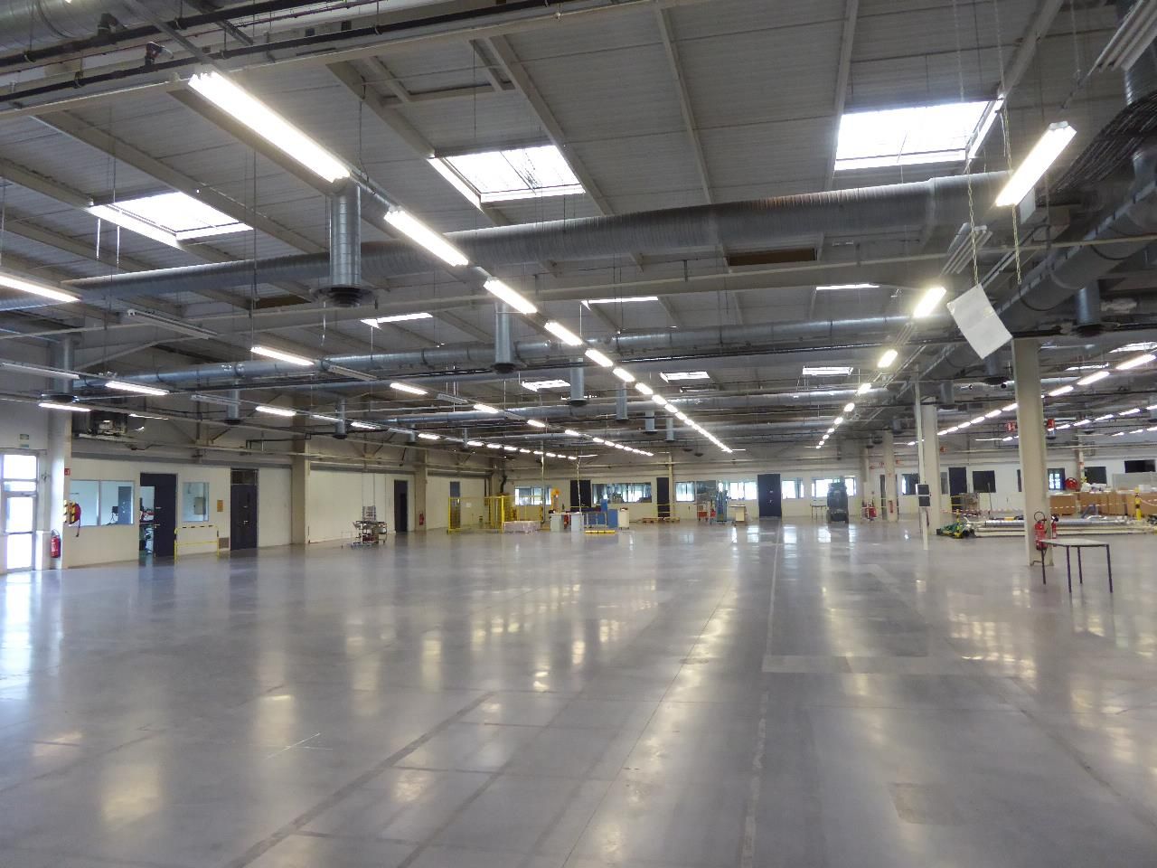 A LOUER LOCAUX POUR PRODUCTION / ATELIER-ENTREPOT / BUREAUX ET LOCAUX SOCIAUX + RIE.