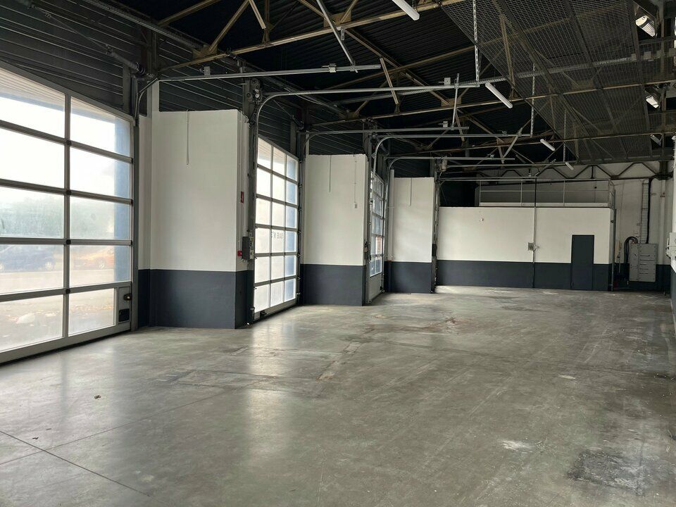 Location local d''activites 740 m² non divisibles