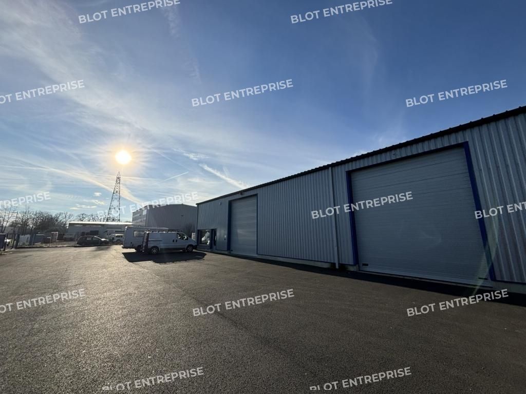 Location entrepôts 300 m² non divisibles