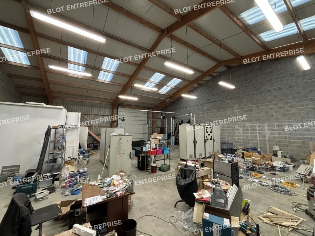 Location entrepôts 300 m² non divisibles