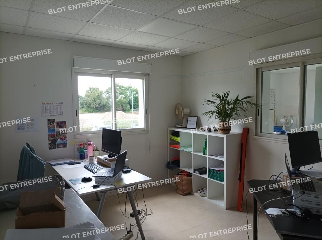 Location entrepôts 702 m² non divisibles