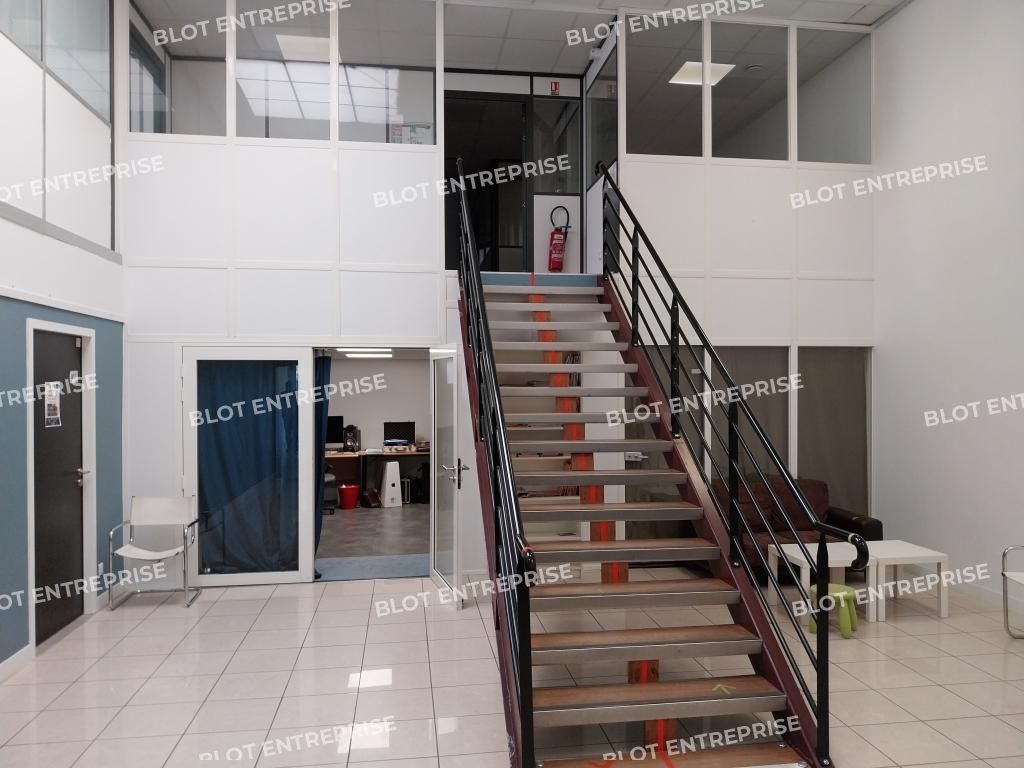 Vente entrepôts 1839 m² non divisibles