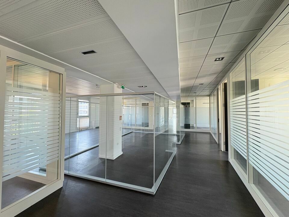 Au cœur de Villeurbanne, Valoris Real Estate vous propose à la location des bureaux fonctionnels et lumineux, situés dans un immeuble tertiaire