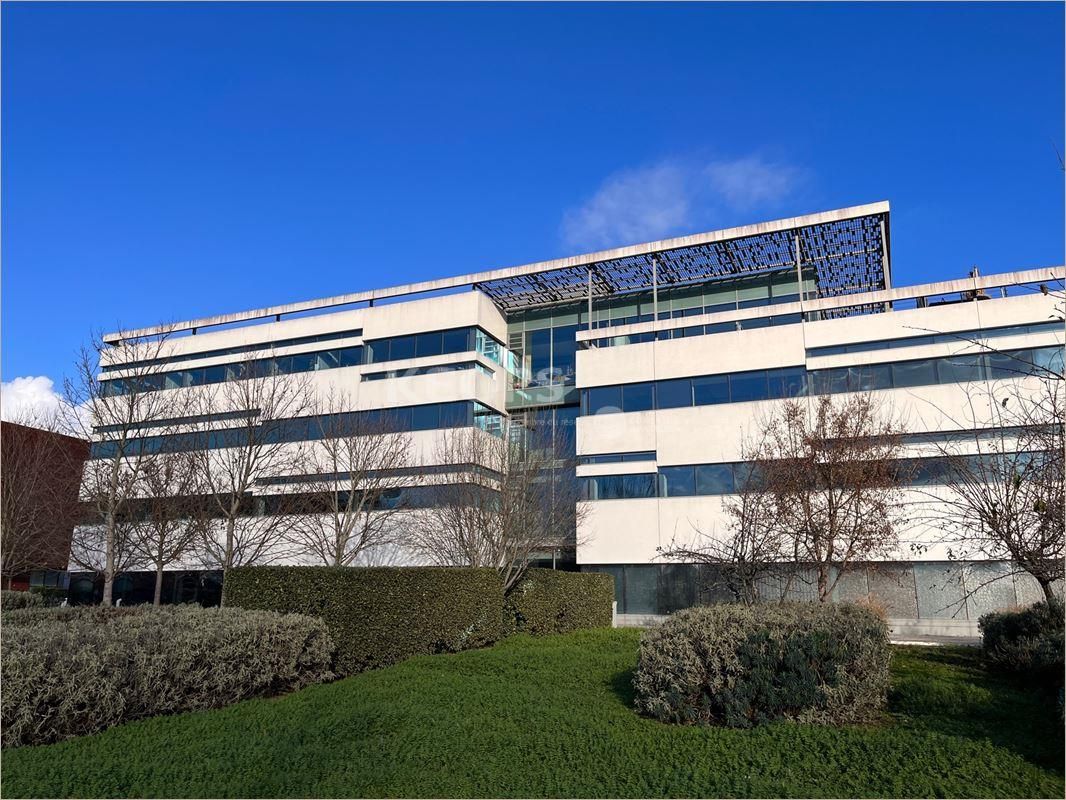 Location Bureaux récents 1699 m² divisibles à partir de 392 m²