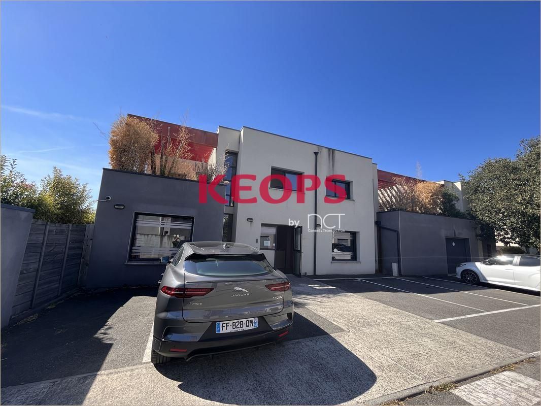 Location Bureaux récents 220 m² non divisibles