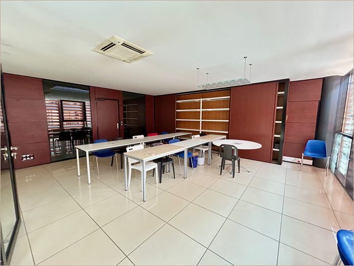 Location Bureaux récents 87 m² non divisibles