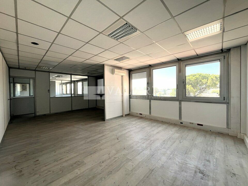 VALORIS MÉDITERRANÉE propose à la location un local d'activités de 1 150 m², implanté sur un site clôturé disposant de 28 emplacements de stationnement VL.