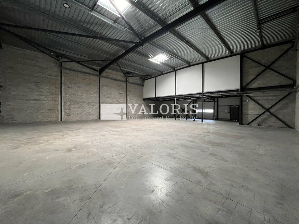 VALORIS MEDITERRANEE, vous propose, à la location, 2513 m² de locaux d'activités, divisibles à partir de 576m² au coeur de la zone d'activité d'Aix en Provence et à proximité des grands axes stratégiques.