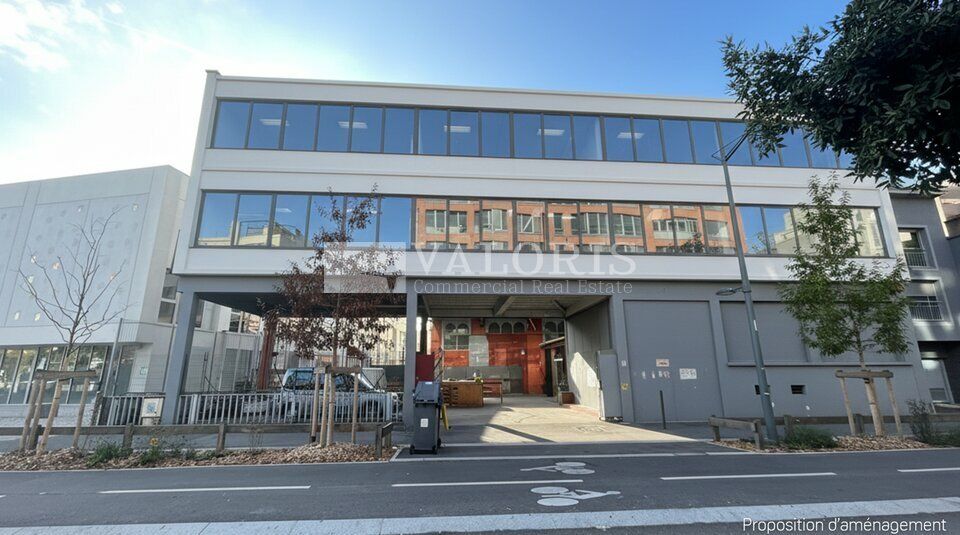 Immeuble indépendant à rénover le tout en plein cœur de Lyon 07 et à proximité directe des transports. Possibilité d'acheter en complément un logement de 40 m².