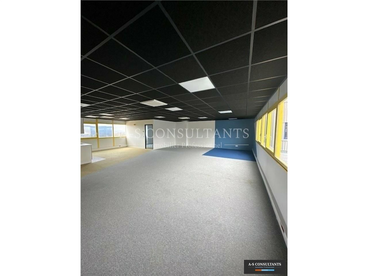 A louer, Annecy-Seynod (74960) - Bureaux en open space + bureaux fermés, au premier étage d'un bâtiment commercial - 184 m² environ - places de parking devant les locaux.