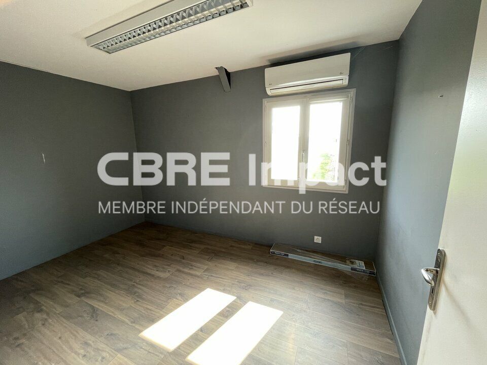 REIMS - Cellule d'activité d'une surface total de 378 m² env. avec bureaux et showroom. Possibilité de division.