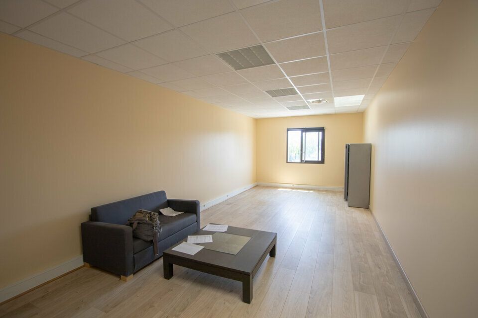 LOCATION-BUREAUX-79M2-EGUILLES