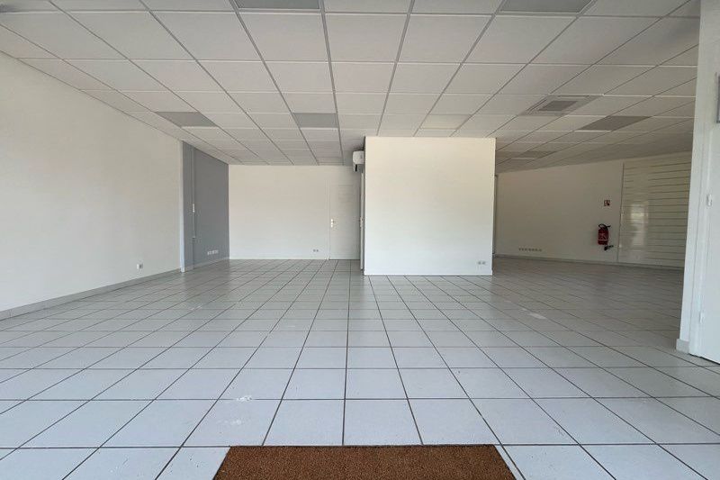 Au sein d'un petit ensemble commercial, Norman Taylor vous propose un local commercial ou bureaux de 90 m² avec vitrine - Clapiers (34)