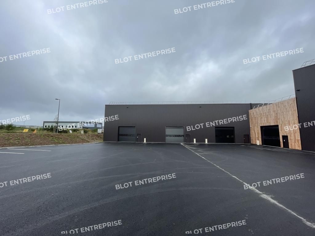 Location entrepôts 840 m² non divisibles