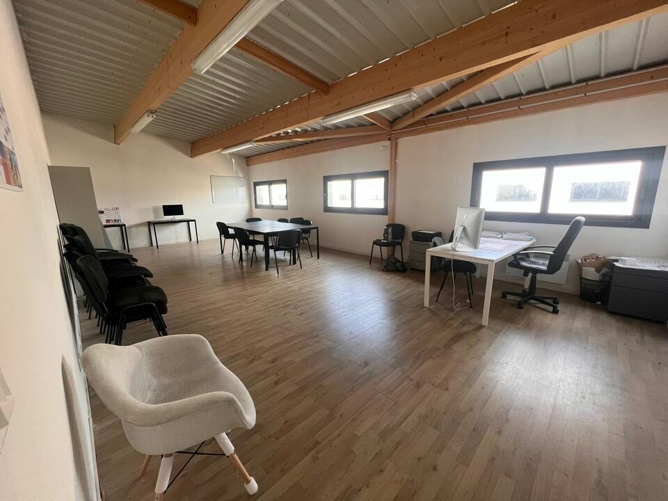 TOURS EST LA VILLE-AUX-DAMES - A LOUER LOCAL D'ACTIVITES DE 200 M² - 3 PARKINGS