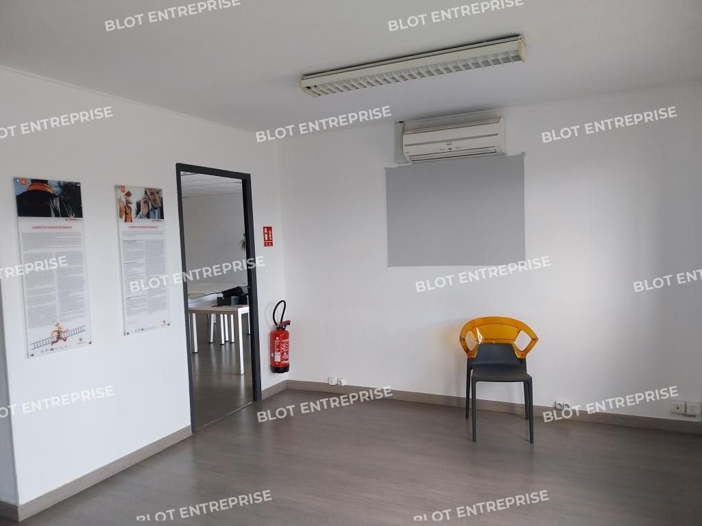 Location entrepôts 563 m² non divisibles