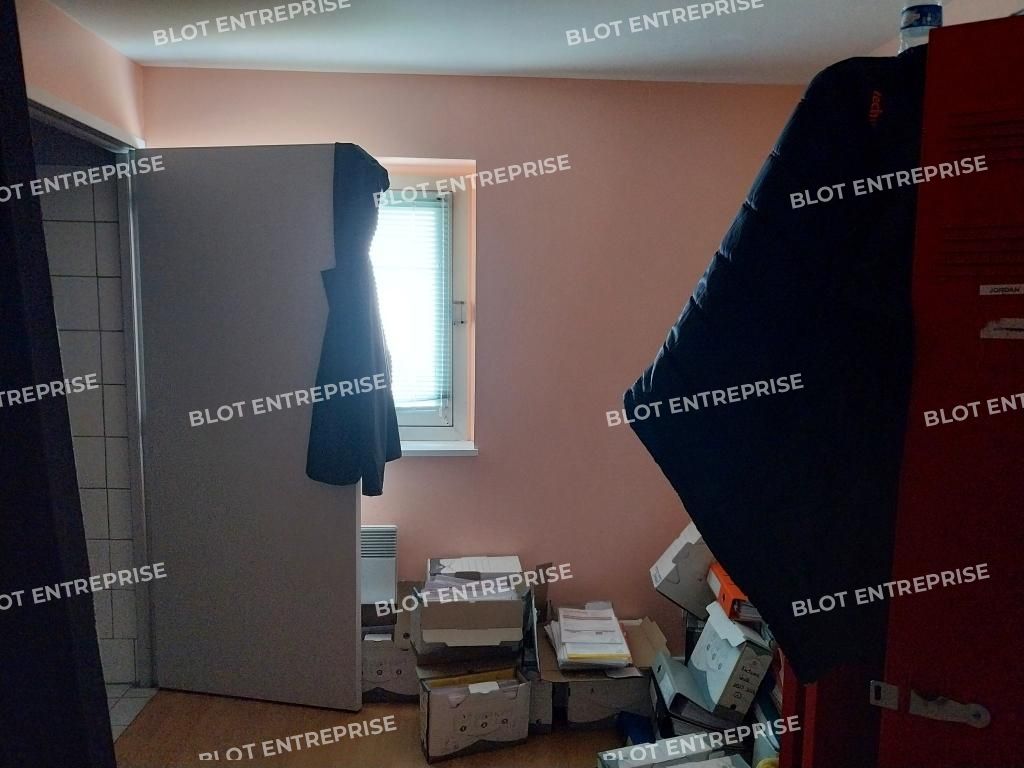 Location entrepôts 563 m² non divisibles