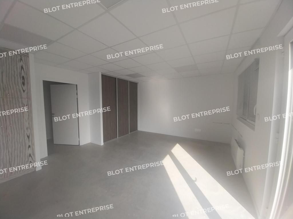 Location entrepôts 300 m² non divisibles