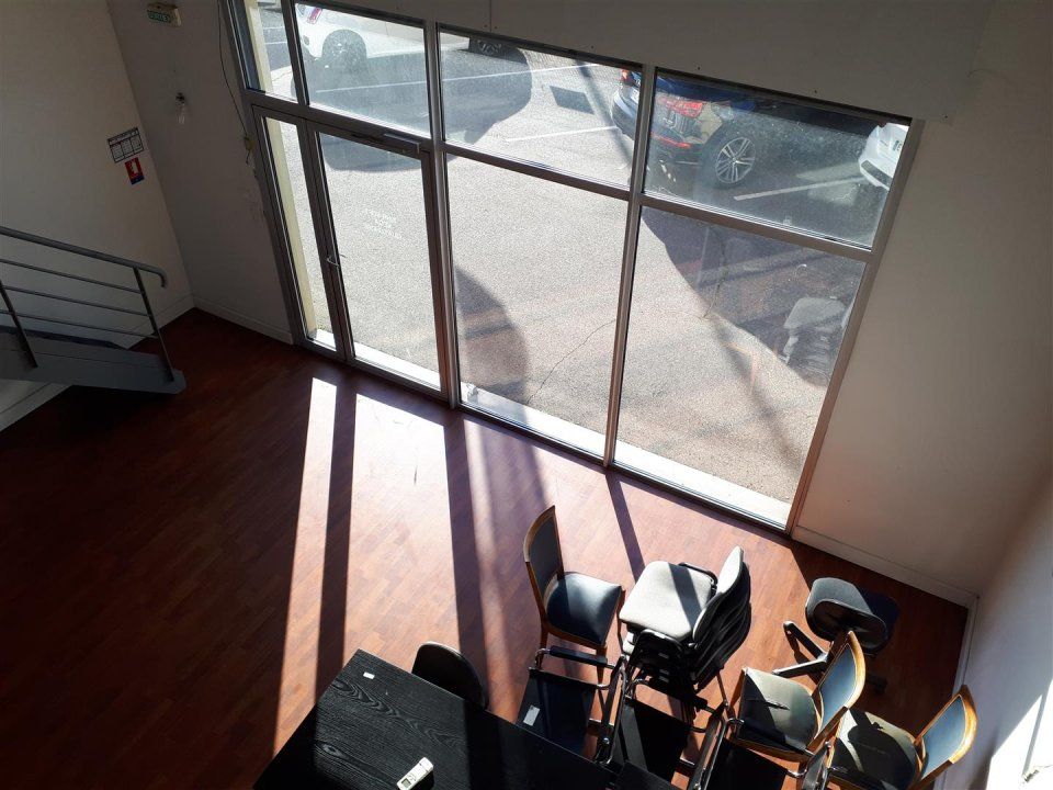 Location local commercial 93 m² à AUCAMVILLE