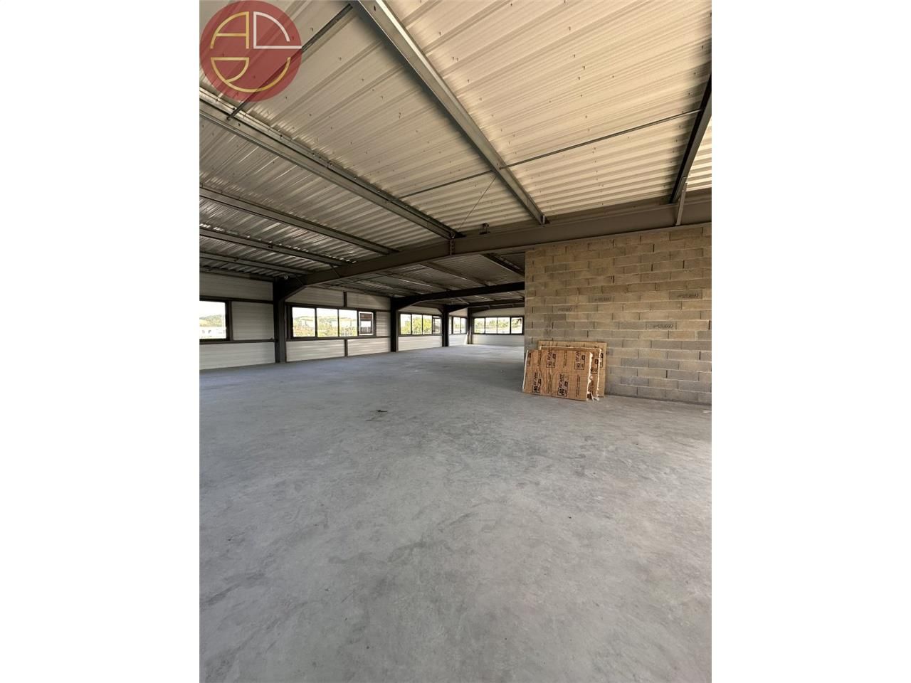 Location local commercial 397 m² à CARBONNE