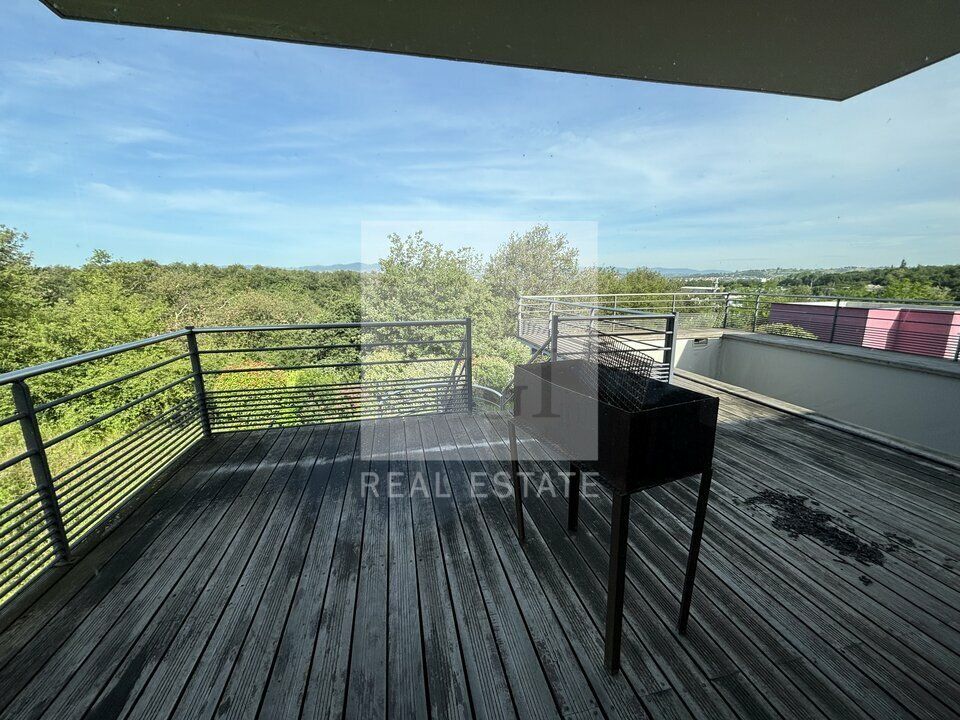 Des bureaux spacieux, modulables… et une piscine sur la terrasse : un cadre de travail unique à Chasse-sur-Rhône !