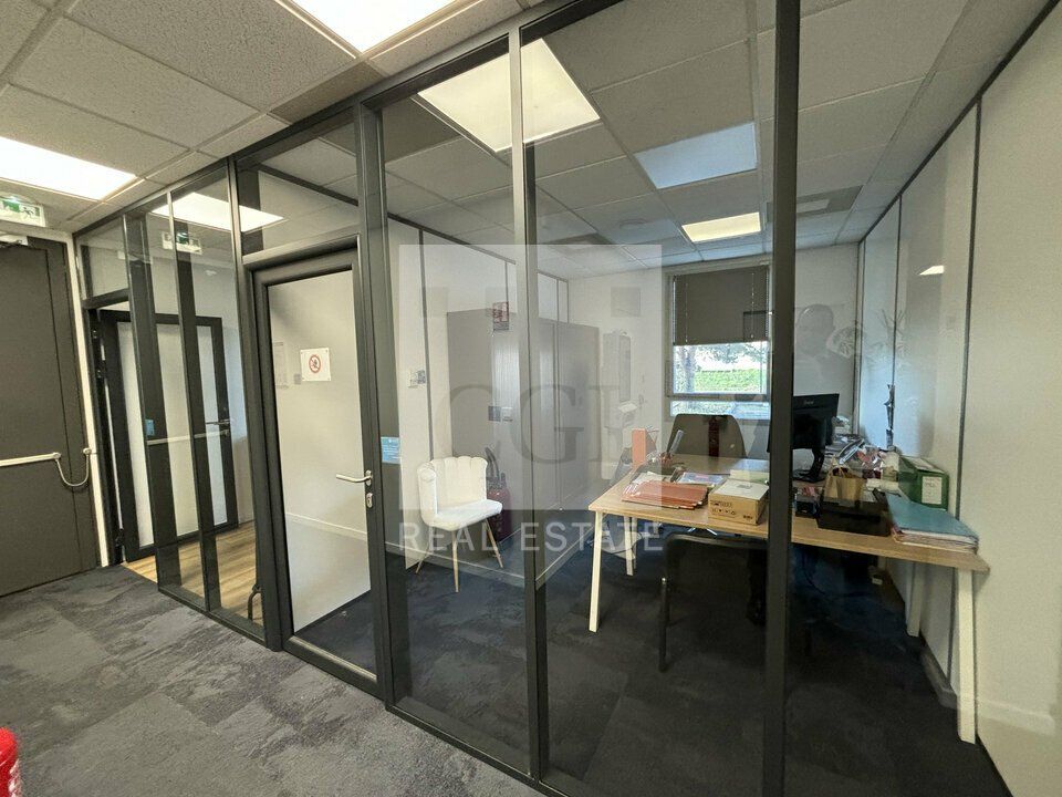 À louer – Bureaux aménagés et divisibles au cœur du Parc du Chêne à Bron !