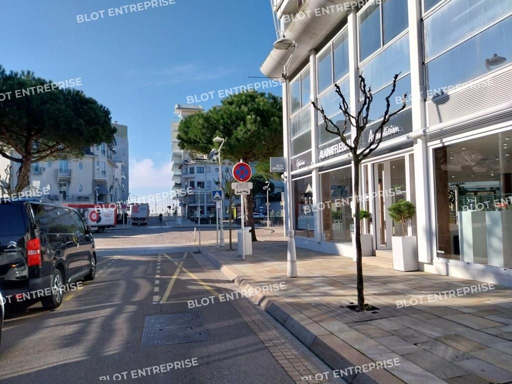 Location local commercial 541 m² non divisibles