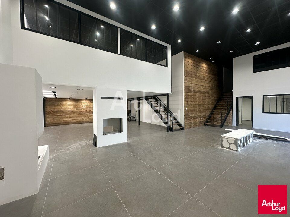 MONTGERMONT - LOCAL COMMERCIAL A LOUER - 350 M²